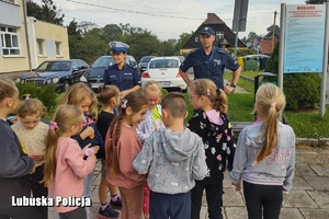 dzieci uczą się przechodzenia przez jezdnię