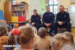 Policjanci rozmawiają z przedszkolakami