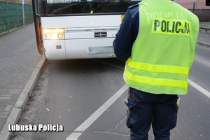policjant kontroluje autokar