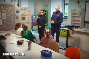 policjanci rozmawiają z dziećmi