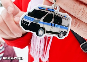 dziecko trzyma odblask