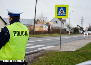 policjant obserwuje przejście dla pieszych