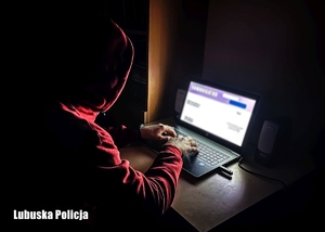 osoba dzieci przy laptopie