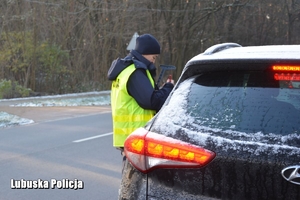 policjantka rozmawia z kierowcą