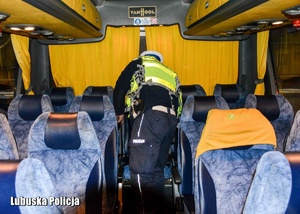 policjant kontroluje autokar