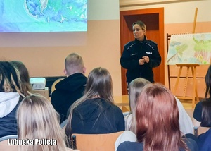 policjantka rozmawia z dziećmi