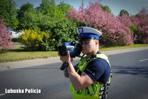 policjant kontroluje prędkość pojazdów