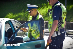 policjant kontroluje trzeźwość kierowcy