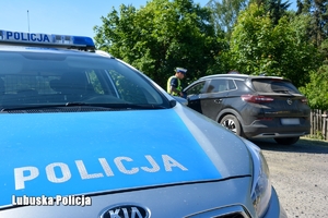 policjant rozmawia z kierowcą